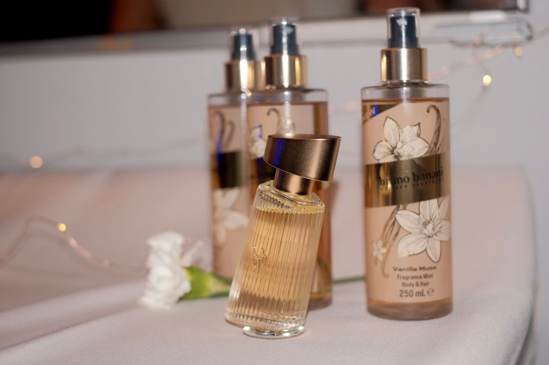 bruno banani Düfte Vanilla Muse und Energy auf dem Tisch beim Dinner