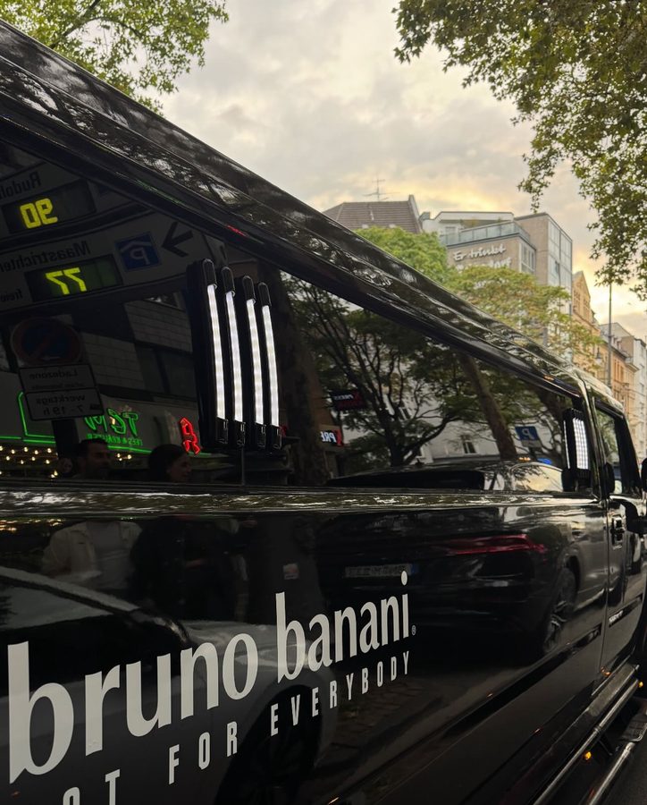 Gebrandete bruno banani Limousine auf dem Weg zur Arena
