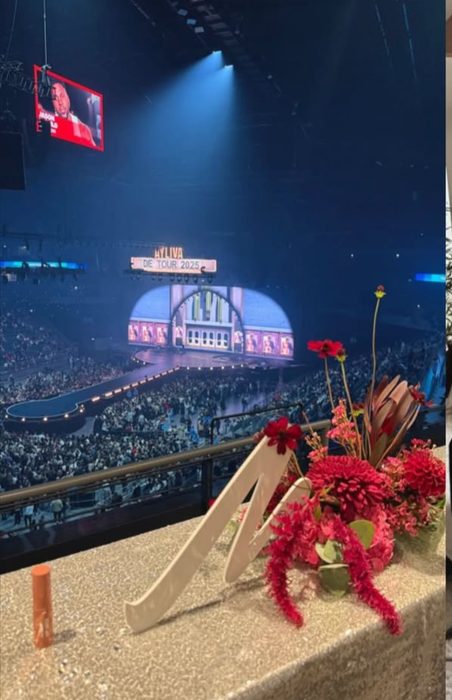 Blick aus der dekorierten Manhattan Loge auf die Bühne der LANXESS arena