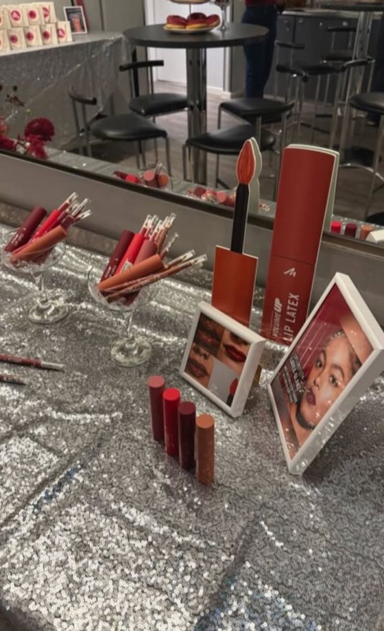 Produktplatzierung mit Manhattan Lip Latex in der Loge