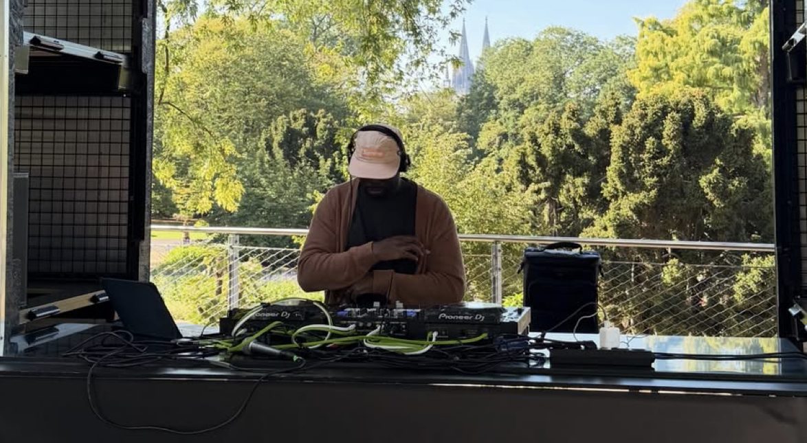 DJ am Markenkinder-Pult mit Blick auf den Kölner Dom