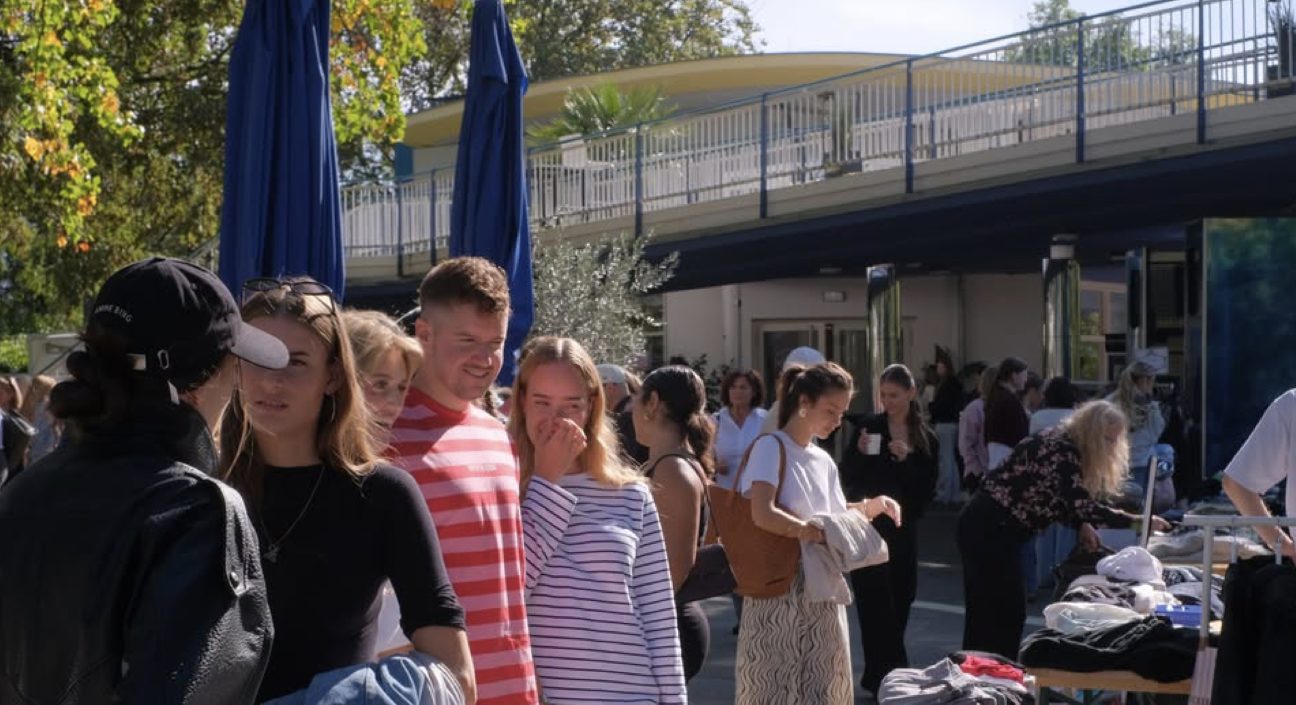 Volle Gänge beim Creator-Flohmarkt Second Dance vor dem Park Café