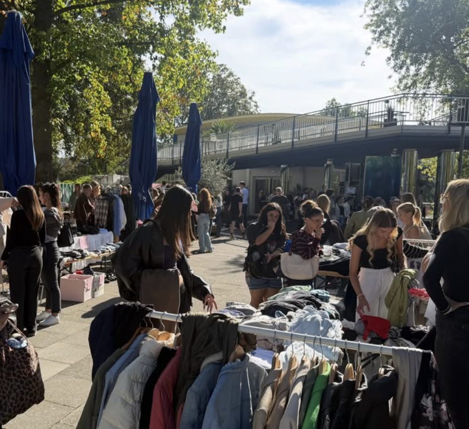 Gäste stöbern an den Creator-Ständen beim Second Dance im Rheinpark Köln